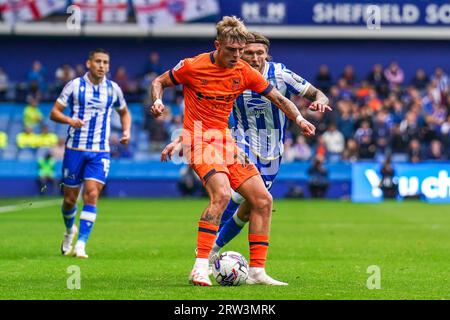 Sheffield, Großbritannien. September 2023. Ipswich Town Verteidiger Brandon Williams (18) und Sheffield Wednesday Mittelfeldspieler Jeff Hendrick (22) während des Sheffield Wednesday FC gegen Ipswich Town FC Sky Bet Championship EFL Match im Hillsborough Stadium, Sheffield, Großbritannien am 16. September 2023 Credit: Every Second Media/Alamy Live News Stockfoto