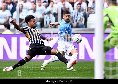 Turin, Italien. September 2023. Weston McKennie von Juventus FC und Mattia Zaccagni von SS Lazio während des Fußballspiels der Serie A zwischen Juventus FC und SS Lazio im Juventus Stadion in Turin (Italien), 16. September 2023. Quelle: Insidefoto di andrea staccioli/Alamy Live News Stockfoto