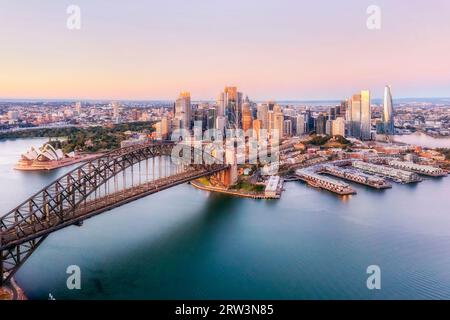 Malerischer Sonnenaufgang aus der Luft über dem Bogen der Hafenbrücke von Sydney über den Hafen in der City of Sydney, Australien. Stockfoto