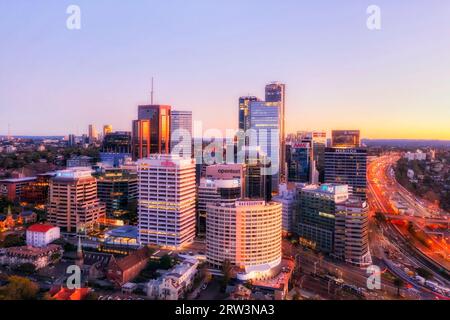 North Sydney CBD-Hochhäuser mit Technologie- und Finanzunternehmen in Australien bei Sonnenaufgang. Stockfoto