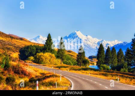 Landschaftlich reizvolle Fahrt entlang des Lake Pukaki in Neuseeland zum fernen majestätischen, mit einer beeindruckenden Kulisse versehenen Mt Cook. Stockfoto