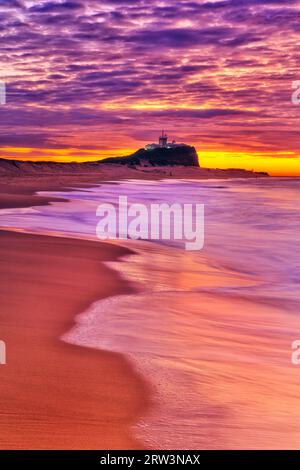 Majestätischer Sonnenaufgang über Nobbys Beach in Newcastle, Australien, an der Pazifikküste. Stockfoto