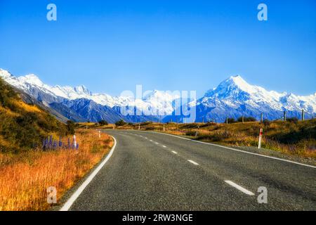 Asphalt des Highway 80 auf South Island in Neuseeland am Lake Pukaki, der zu den majestätischen Bergen des Mt Cook fährt. Stockfoto
