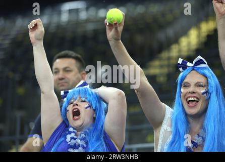 Zagreb, Kroatien. September 2023. Finnland Supporters feiert, nachdem das finnische Team am 16. September 2023 in Split, Kroatien, ein Match im Davis Cup Finals Group D Stage Match 2023 zwischen den USA und Finnland im Arena Gripe Sports Centre gewonnen hat. Foto: Sanjin Strucic/PIXSELL Credit: Pixsell/Alamy Live News Stockfoto