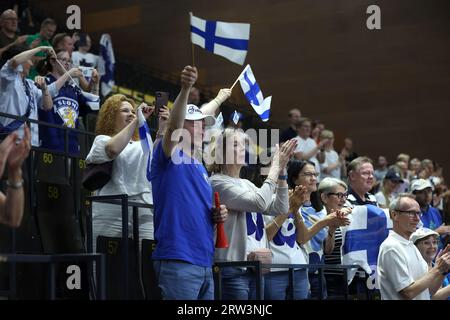 Zagreb, Kroatien. September 2023. Finnland Supporters feiert, nachdem das finnische Team am 16. September 2023 in Split, Kroatien, ein Match im Davis Cup Finals Group D Stage Match 2023 zwischen den USA und Finnland im Arena Gripe Sports Centre gewonnen hat. Foto: Sanjin Strucic/PIXSELL Credit: Pixsell/Alamy Live News Stockfoto