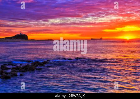 Das Frachtschiff, das in Nobbys in den Hunter River einfährt, führt in Newcastle an der australischen Pazifikküste. Stockfoto