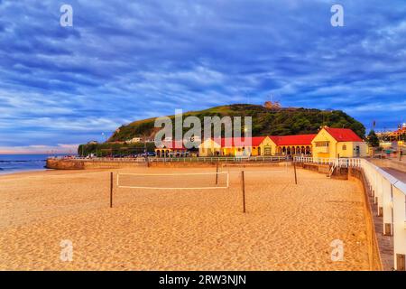 Nobbys Beach öffentliche Bäder und Freizeitsportplätze in Newcastle City in Australien bei Sonnenaufgang. Stockfoto