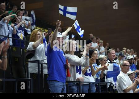 Zagreb, Kroatien. September 2023. Finnland Supporters feiert, nachdem das finnische Team am 16. September 2023 in Split, Kroatien, ein Match im Davis Cup Finals Group D Stage Match 2023 zwischen den USA und Finnland im Arena Gripe Sports Centre gewonnen hat. Foto: Sanjin Strucic/PIXSELL Credit: Pixsell/Alamy Live News Stockfoto