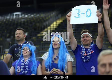 Zagreb, Kroatien. September 2023. Finnland Supporters feiert, nachdem das finnische Team am 16. September 2023 in Split, Kroatien, ein Match im Davis Cup Finals Group D Stage Match 2023 zwischen den USA und Finnland im Arena Gripe Sports Centre gewonnen hat. Foto: Sanjin Strucic/PIXSELL Credit: Pixsell/Alamy Live News Stockfoto