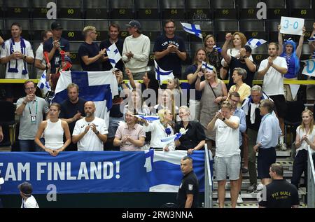 Zagreb, Kroatien. September 2023. Finnland Supporters feiert, nachdem das finnische Team am 16. September 2023 in Split, Kroatien, ein Match im Davis Cup Finals Group D Stage Match 2023 zwischen den USA und Finnland im Arena Gripe Sports Centre gewonnen hat. Foto: Sanjin Strucic/PIXSELL Credit: Pixsell/Alamy Live News Stockfoto