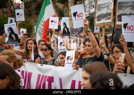 Rom, Italien. September 2023. Frauen halten während der Demonstration zum Gedenken an ihren Tod in Rom Zeichen gegen die Islamische Republik und Fotos von Mahsa Amini. Mahsa Amini wurde am 13. September 2022 von der religiösen Polizei in Teheran verhaftet, weil das Gesetz über die obligatorische Verhüllung nicht eingehalten wurde. Sie starb unter verdächtigen Umständen nach drei Tagen im Koma am 16. September 2022 im Alter von 22 Jahren. Quelle: ZUMA Press, Inc./Alamy Live News Stockfoto