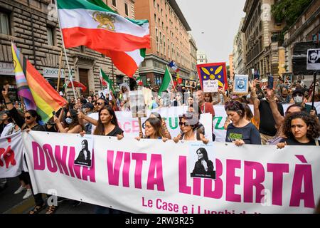 Rom, Italien. September 2023. 16. September 2023, Rom, Italien: Frauen demonstrieren hinter dem Banner mit den Worten ''Frau lebt Freiheit'' und zeigen Fotos von Mahsa Amini während der Demonstration zum Gedenken an ihren Tod in Rom. Mahsa Amini wurde am 13. September 2022 von der religiösen Polizei in Teheran verhaftet, weil das Gesetz über die obligatorische Verhüllung nicht eingehalten wurde. Sie starb unter verdächtigen Umständen nach drei Tagen im Koma am 16. September 2022 im Alter von 22 Jahren. Quelle: ZUMA Press, Inc./Alamy Live News Stockfoto