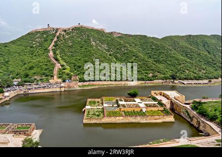 Garten, Maota Lake und Jaipur Wall vom Amber Fort aus gesehen Stockfoto