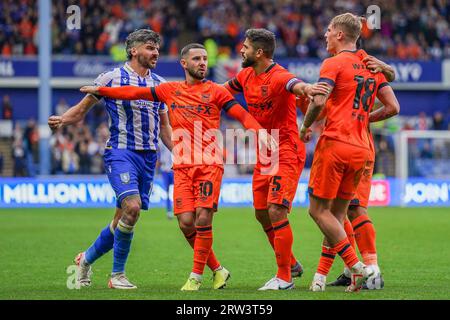 Sheffield, Großbritannien. September 2023. Callum Paterson (13) spricht mit dem Verteidiger Brandon Williams (18), Conor Chaplin (10) und Sam Morsy (5), dem Mittelfeldspieler von Ipswich Town, während des Spiels des Sheffield Wednesday FC gegen Ipswich Town FC Sky Bet Championship EFL im Hillsborough Stadium, Sheffield, an. Großbritannien am 16. September 2023 Credit: Every Second Media/Alamy Live News Stockfoto