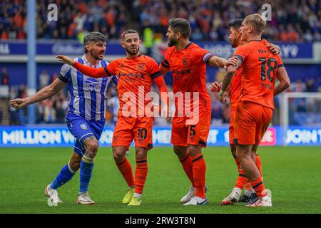 Sheffield, Großbritannien. September 2023. Callum Paterson (13) spricht mit dem Verteidiger Brandon Williams (18), Conor Chaplin (10) und Sam Morsy (5), dem Mittelfeldspieler von Ipswich Town, während des Spiels des Sheffield Wednesday FC gegen Ipswich Town FC Sky Bet Championship EFL im Hillsborough Stadium, Sheffield, an. Großbritannien am 16. September 2023 Credit: Every Second Media/Alamy Live News Stockfoto