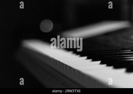 Nahaufnahme der schwarzen Klaviertasten, dunkler Hintergrund. Abstraktes Bild Stockfoto