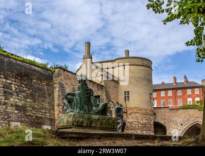 Steinmauern außen am Nottingham Castle mit Statuen. Stockfoto