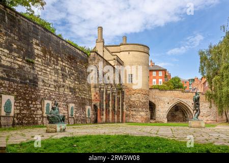 Steinmauern außen am Nottingham Castle mit Statuen. Stockfoto