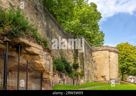 Steinmauern außen am Nottingham Castle mit Statuen. Stockfoto