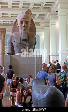 Touristen in den Räumen des alten Ägypten, kolossaler Granitkopf von König Amenhotep III, British Museum, Great Russell Street, Bloomsbury, London, England, UK Stockfoto