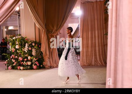 London, Großbritannien. 16. September 2023. Models Proben vor der Richard Quinn Fashion Show, die im Andaz Hotel im Rahmen der London Fashion Week stattfindet. Auf dem Foto sollte stehen: Matt Crossick/Empics/Alamy Live News Stockfoto