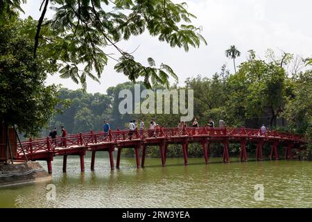 Hanoi, Vietnam - 18. August 2018: Menschen auf der Huc-Brücke, die den Hoan-Kiem-See überquert, um zum Turtle Tower zu gehen. Stockfoto