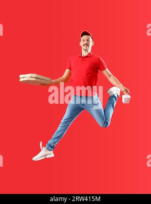 Springender Kurier mit Essen auf rotem Hintergrund Stockfoto