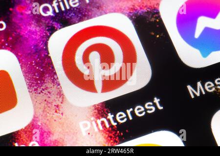 OSTRAVA, TSCHECHISCHE REPUBLIK - 2. AUGUST 2023: Pinterest App Icon im iOS Apple Betriebssystem zum Teilen interessanter Inhalte im Internet Stockfoto