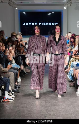 London, Großbritannien. September 2023. Models laufen auf dem Laufsteg während der Jayne Pierson „Ceridwen“ Frühjahr/Sommer 2024 Show auf der London Fashion Week. Quelle: Wiktor Szymanowicz/Alamy Live News Stockfoto