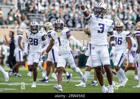 East Lansing, Michigan, USA. September 2023. Die Spieler aus Washington feiern eine Abhörung beim Sieg Washingtons über Michigan State im Spartan Stadium 41-7. (Bild: © Scott Mapes/ZUMA Press Wire) NUR REDAKTIONELLE VERWENDUNG! Nicht für kommerzielle ZWECKE! Quelle: ZUMA Press, Inc./Alamy Live News Stockfoto