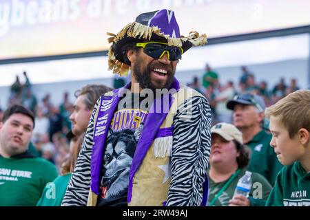 East Lansing, Michigan, USA. September 2023. Ein Fan von Washington, der beim Sieg von Washington 41-7 über Michigan State im Spartan Stadium Spaß auf den Tribünen hat. (Bild: © Scott Mapes/ZUMA Press Wire) NUR REDAKTIONELLE VERWENDUNG! Nicht für kommerzielle ZWECKE! Quelle: ZUMA Press, Inc./Alamy Live News Stockfoto