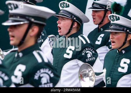 East Lansing, Michigan, USA. September 2023. Die Michigan State Band nimmt das Feld vor dem Spiel der Spartan gegen Washington im Spartan Stadium ein. (Bild: © Scott Mapes/ZUMA Press Wire) NUR REDAKTIONELLE VERWENDUNG! Nicht für kommerzielle ZWECKE! Quelle: ZUMA Press, Inc./Alamy Live News Stockfoto