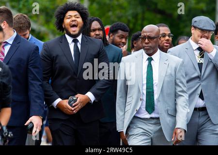 East Lansing, Michigan, USA. September 2023. HARLON BARNETT, DER amtierende Cheftrainer des Bundesstaates Michigan, geht vor dem Spiel des Bundesstaates Michigan gegen Washington im Spartan Stadium zum Stadion. (Bild: © Scott Mapes/ZUMA Press Wire) NUR REDAKTIONELLE VERWENDUNG! Nicht für kommerzielle ZWECKE! Quelle: ZUMA Press, Inc./Alamy Live News Stockfoto