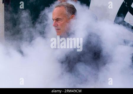 East Lansing, Michigan, USA. September 2023. Associate Head Coach MARK DANTONIO übernimmt das Feld vor dem Spiel des Staates Michigan gegen Washington im Spartan Stadium. (Bild: © Scott Mapes/ZUMA Press Wire) NUR REDAKTIONELLE VERWENDUNG! Nicht für kommerzielle ZWECKE! Quelle: ZUMA Press, Inc./Alamy Live News Stockfoto