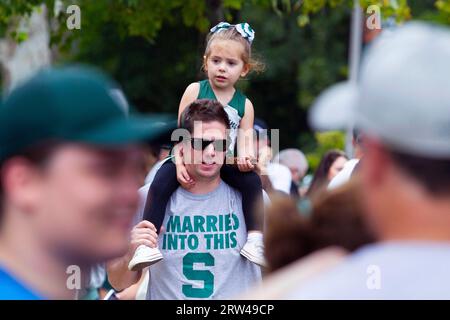 East Lansing, Michigan, USA. September 2023. Ein junger Fan wartet auf den Spartan Walk, bevor Michigan State im Spartan Stadium gegen Washington spielt. (Bild: © Scott Mapes/ZUMA Press Wire) NUR REDAKTIONELLE VERWENDUNG! Nicht für kommerzielle ZWECKE! Quelle: ZUMA Press, Inc./Alamy Live News Stockfoto