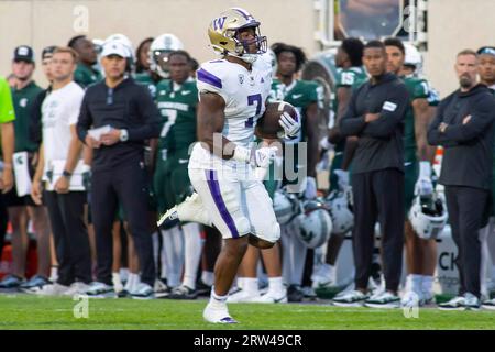 East Lansing, Michigan, USA. September 2023. Washington Running Back DILLON JOHNSON (7) trägt den Ball bei Washingtons Sieg über Michigan State im Spartan Stadium 41-7. (Bild: © Scott Mapes/ZUMA Press Wire) NUR REDAKTIONELLE VERWENDUNG! Nicht für kommerzielle ZWECKE! Quelle: ZUMA Press, Inc./Alamy Live News Stockfoto