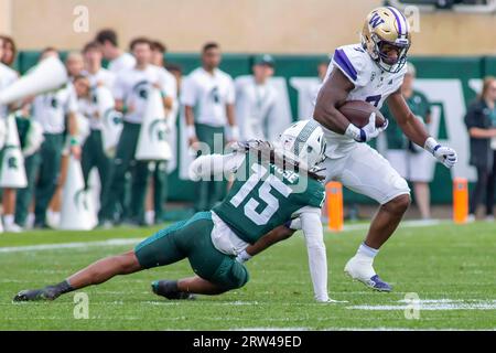 East Lansing, Michigan, USA. September 2023. Washington Running Back DILLON JOHNSON (7) trägt den Ball bei Washingtons Sieg über Michigan State im Spartan Stadium 41-7. (Bild: © Scott Mapes/ZUMA Press Wire) NUR REDAKTIONELLE VERWENDUNG! Nicht für kommerzielle ZWECKE! Quelle: ZUMA Press, Inc./Alamy Live News Stockfoto