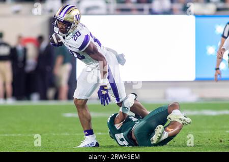 East Lansing, Michigan, USA. September 2023. Washington Running Back TYBO ROGERS (20) trägt den Ball beim Sieg Washingtons über Michigan State im Spartan Stadium 41-7. (Bild: © Scott Mapes/ZUMA Press Wire) NUR REDAKTIONELLE VERWENDUNG! Nicht für kommerzielle ZWECKE! Quelle: ZUMA Press, Inc./Alamy Live News Stockfoto