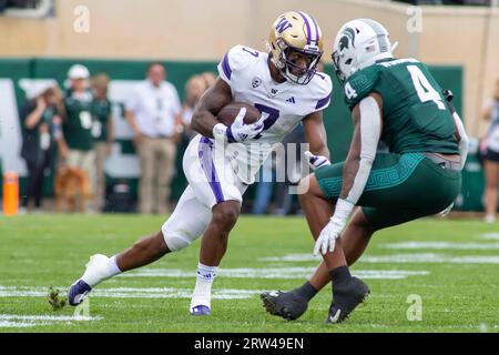 East Lansing, Michigan, USA. September 2023. Washington Running Back DILLON JOHNSON (7) trägt den Ball bei Washingtons Sieg über Michigan State im Spartan Stadium 41-7. (Bild: © Scott Mapes/ZUMA Press Wire) NUR REDAKTIONELLE VERWENDUNG! Nicht für kommerzielle ZWECKE! Quelle: ZUMA Press, Inc./Alamy Live News Stockfoto