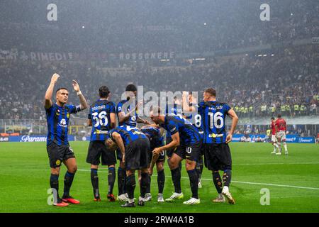 Das Team (FC Inter) feiert das Tor von Henrikh Mkhitaryan (FC Inter) während des italienischen Meisterschafts-A-Fußballspiels zwischen dem FC Internazionale und dem AC Mailand am 16. September 2023 im Giuseppe Meazza Stadion in Mailand Stockfoto