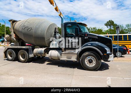 Dallas, USA - 24. April 2023: Tiseo Paving Company Kenworth Betonmischer, Seitenansicht Stockfoto