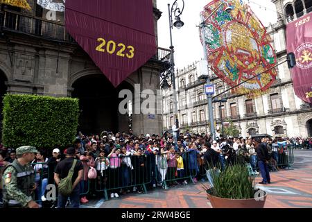 Mexiko-Stadt, Mexiko. September 2023. Zum 213. Jahrestag der nationalen Unabhängigkeit im Zocalo in Mexiko-Stadt nehmen Menschen und Familien an einer Militärparade Teil. Am 16. September 2023 in Mexiko-Stadt, Mexiko (Bild: © Luis Barron/Okularepix über ZUMA Press Wire) NUR REDAKTIONELLE VERWENDUNG! Nicht für kommerzielle ZWECKE! Stockfoto