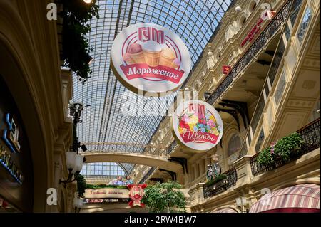 Moskau, Russland. Juli 2023. Runde Eiscreme und Blumen Werbespots bei GUM - dem wichtigsten Kaufhaus Russlands. © Igor Ilyutkin Stockfoto