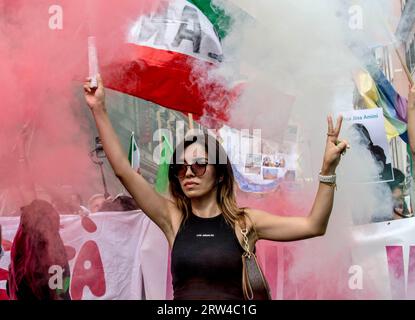 Rom, Italien, Italien. September 2023. Demonstration in Rom und in vielen anderen Städten in Italien und auf der ganzen Welt, am Jahrestag des Todes von Mahsa Amini, 22, die in einem Internierungslager im Iran von der Moralpolizei getötet wurde, weil sie den Schleier nicht richtig trug. (Bild: © Patrizia Cortellessa/Pacific Press via ZUMA Press Wire) NUR REDAKTIONELLE VERWENDUNG! Nicht für kommerzielle ZWECKE! Quelle: ZUMA Press, Inc./Alamy Live News Stockfoto