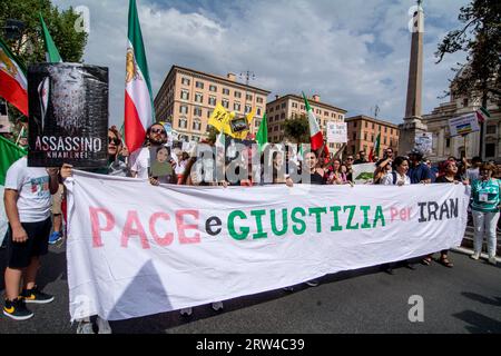 Rom, Italien, Italien. September 2023. Demonstration in Rom und in vielen anderen Städten in Italien und auf der ganzen Welt, am Jahrestag des Todes von Mahsa Amini, 22, die in einem Internierungslager im Iran von der Moralpolizei getötet wurde, weil sie den Schleier nicht richtig trug. (Bild: © Patrizia Cortellessa/Pacific Press via ZUMA Press Wire) NUR REDAKTIONELLE VERWENDUNG! Nicht für kommerzielle ZWECKE! Quelle: ZUMA Press, Inc./Alamy Live News Stockfoto