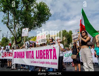 Rom, Italien, Italien. September 2023. Demonstration in Rom und in vielen anderen Städten in Italien und auf der ganzen Welt, am Jahrestag des Todes von Mahsa Amini, 22, die in einem Internierungslager im Iran von der Moralpolizei getötet wurde, weil sie den Schleier nicht richtig trug. (Bild: © Patrizia Cortellessa/Pacific Press via ZUMA Press Wire) NUR REDAKTIONELLE VERWENDUNG! Nicht für kommerzielle ZWECKE! Quelle: ZUMA Press, Inc./Alamy Live News Stockfoto