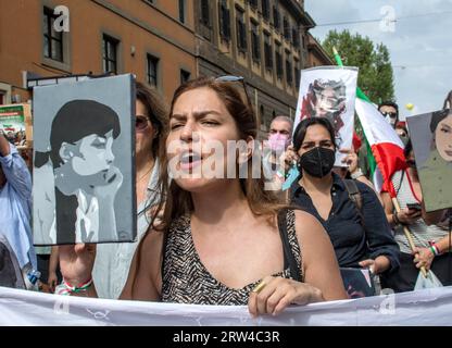 Rom, Italien, Italien. September 2023. Demonstration in Rom und in vielen anderen Städten in Italien und auf der ganzen Welt, am Jahrestag des Todes von Mahsa Amini, 22, die in einem Internierungslager im Iran von der Moralpolizei getötet wurde, weil sie den Schleier nicht richtig trug. (Bild: © Patrizia Cortellessa/Pacific Press via ZUMA Press Wire) NUR REDAKTIONELLE VERWENDUNG! Nicht für kommerzielle ZWECKE! Quelle: ZUMA Press, Inc./Alamy Live News Stockfoto
