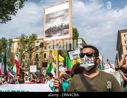 Rom, Italien, Italien. September 2023. Demonstration in Rom und in vielen anderen Städten in Italien und auf der ganzen Welt, am Jahrestag des Todes von Mahsa Amini, 22, die in einem Internierungslager im Iran von der Moralpolizei getötet wurde, weil sie den Schleier nicht richtig trug. (Bild: © Patrizia Cortellessa/Pacific Press via ZUMA Press Wire) NUR REDAKTIONELLE VERWENDUNG! Nicht für kommerzielle ZWECKE! Quelle: ZUMA Press, Inc./Alamy Live News Stockfoto