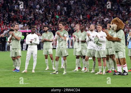 MÜNCHEN, Deutschland. , . 13 Eric Maxim CHOUPO-MOTING2 Dayot UPAMECANO; 20 Bouna SARR; 3 Minjae KIM; 39 Mathys TEL; 27 Konrad LAIMER; 40 Noussair MAZRAOUI, 8 Leon GORETZKA, 6 Joshua KIMMICH und das Maskottchen Berni während des Bundesliga-Fußballspiels zwischen dem FC Bayern München und BAYER 04 LEVERKUSEN in der Allianz Arena in München am 15. September 2023, Deutschland. DFL, Fussball, 2:2, (Foto und Copyright @ ATP Images/Arthur THILL (THILL Arthur/ATP/SPP) Credit: SPP Sport Press Photo. Alamy Live News Stockfoto