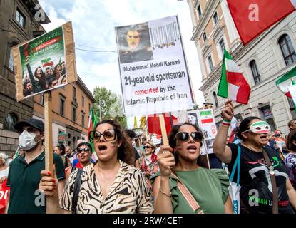 Rom, Italien, Italien. September 2023. Demonstration in Rom und in vielen anderen Städten in Italien und auf der ganzen Welt, am Jahrestag des Todes von Mahsa Amini, 22, die in einem Internierungslager im Iran von der Moralpolizei getötet wurde, weil sie den Schleier nicht richtig trug. (Bild: © Patrizia Cortellessa/Pacific Press via ZUMA Press Wire) NUR REDAKTIONELLE VERWENDUNG! Nicht für kommerzielle ZWECKE! Quelle: ZUMA Press, Inc./Alamy Live News Stockfoto